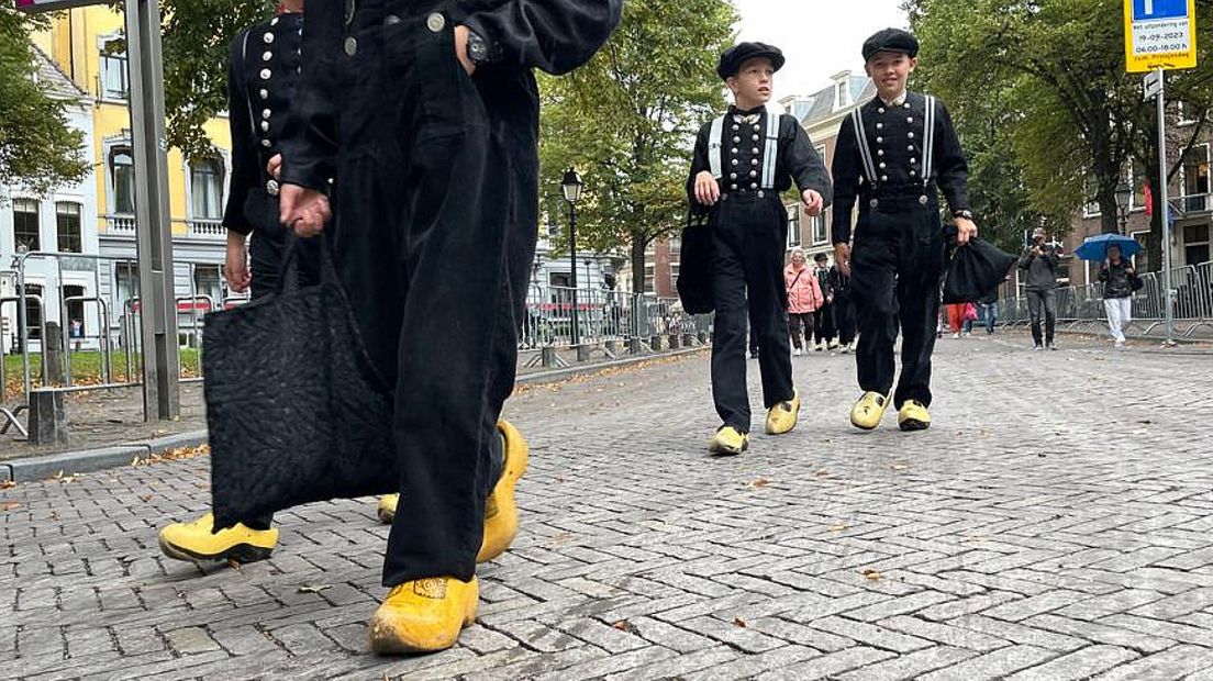 Ook jongens uit Staphorst lopen in klederdracht door Den Haag