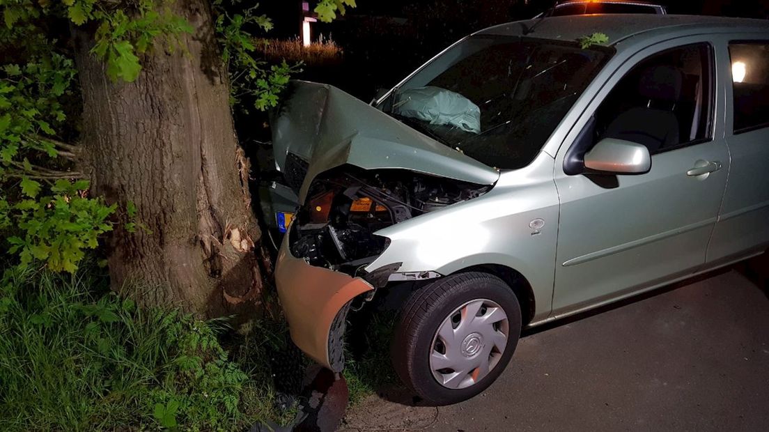 Automobiliste naar het ziekenhuis na botsing tegen boom in Enschede