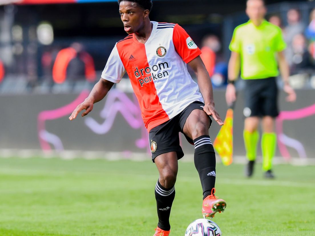 Tyrell Malacia in actie voor Feyenoord tegen Vitesse