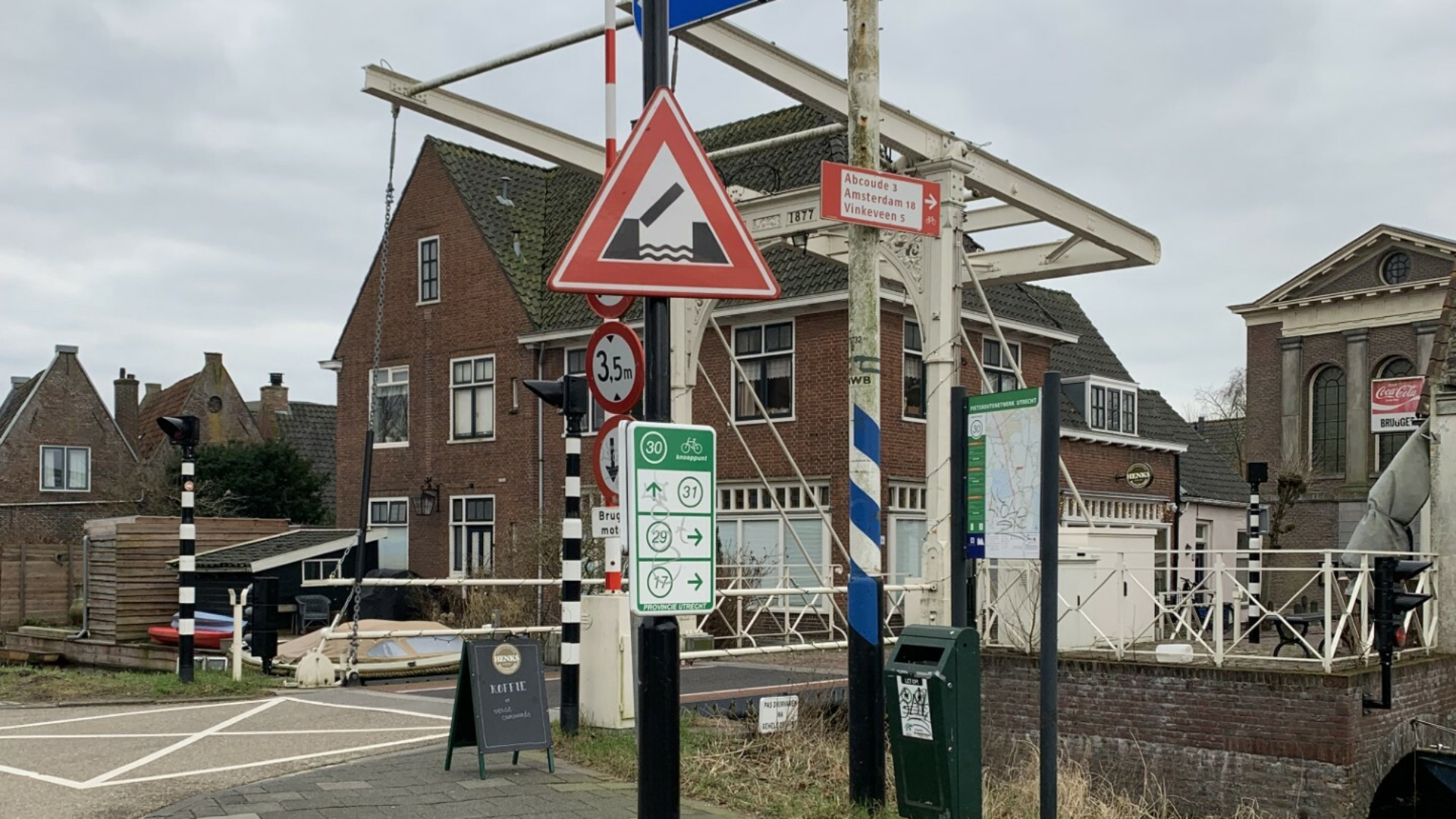 Brug uit 1877 onbruikbaar na scheur in constructie