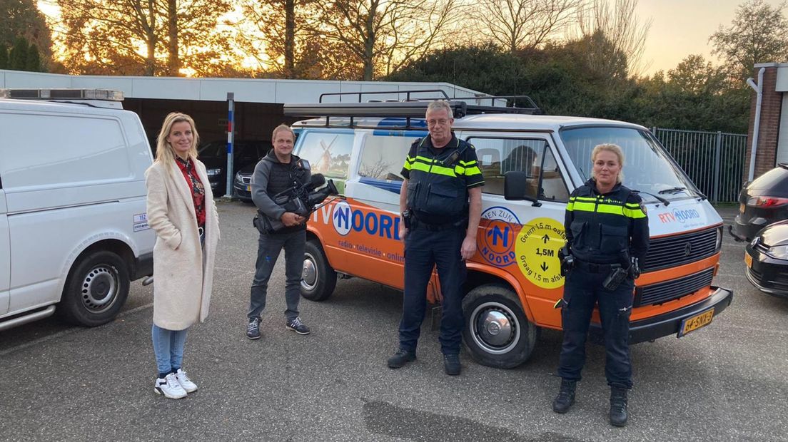 Politieagent Hans Bolt met zijn collega Jolanda Blokstra en het team van Expeditie Grunnen