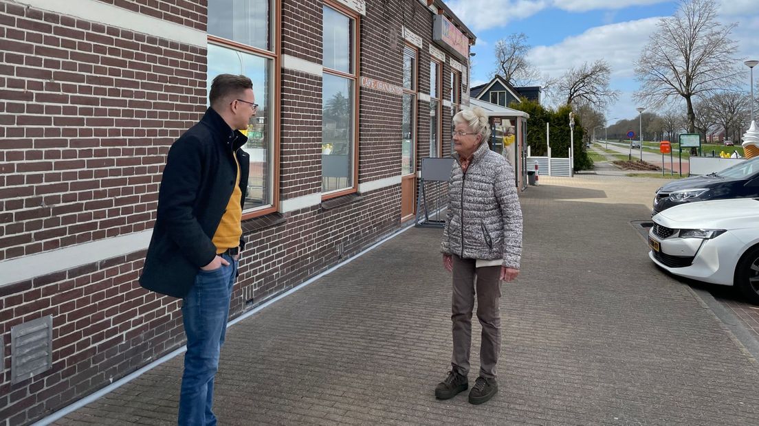 Roelie Voortman-Van Blanken loopt over straat als ze de nieuwe eigenaar treft.