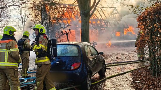 Schuur in lichterlaaie, enorme rookontwikkeling