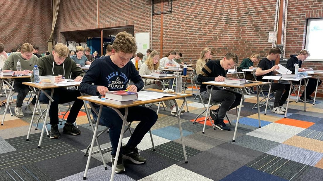 Leerlingen in Leek beginnen aan het examen Duits in Leek (ter illustratie)