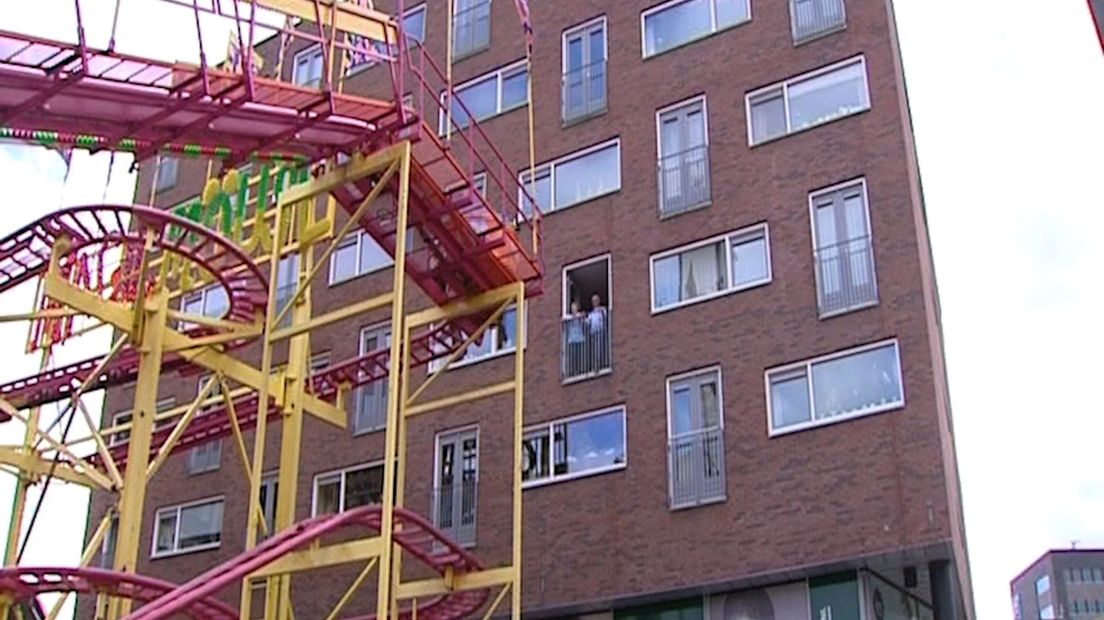 Achtbaan vlak langs balkons