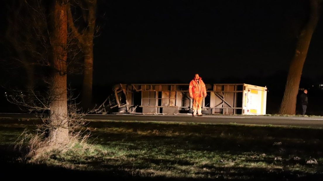 De aanhanger kwam op de zijkant terecht langs de N385