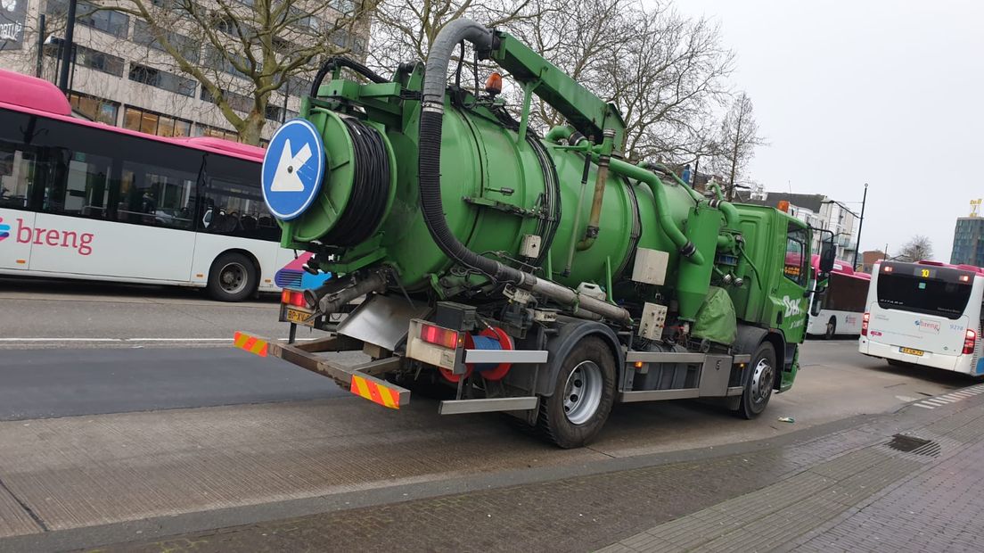 De fietsenstalling van het centraal station in Nijmegen staat blank. De hevige regenval van gisteren zou de oorzaak zijn.