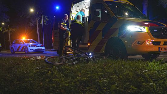 'Harde klap' bij zwembad: fietser met spoed naar ziekenhuis