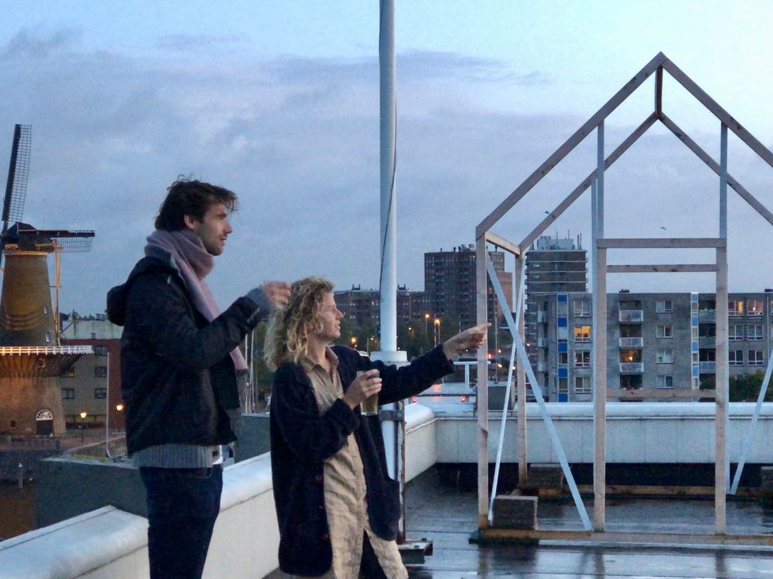 Laurens van de Wal en Renée Rooijmans op het dak in Delfshaven