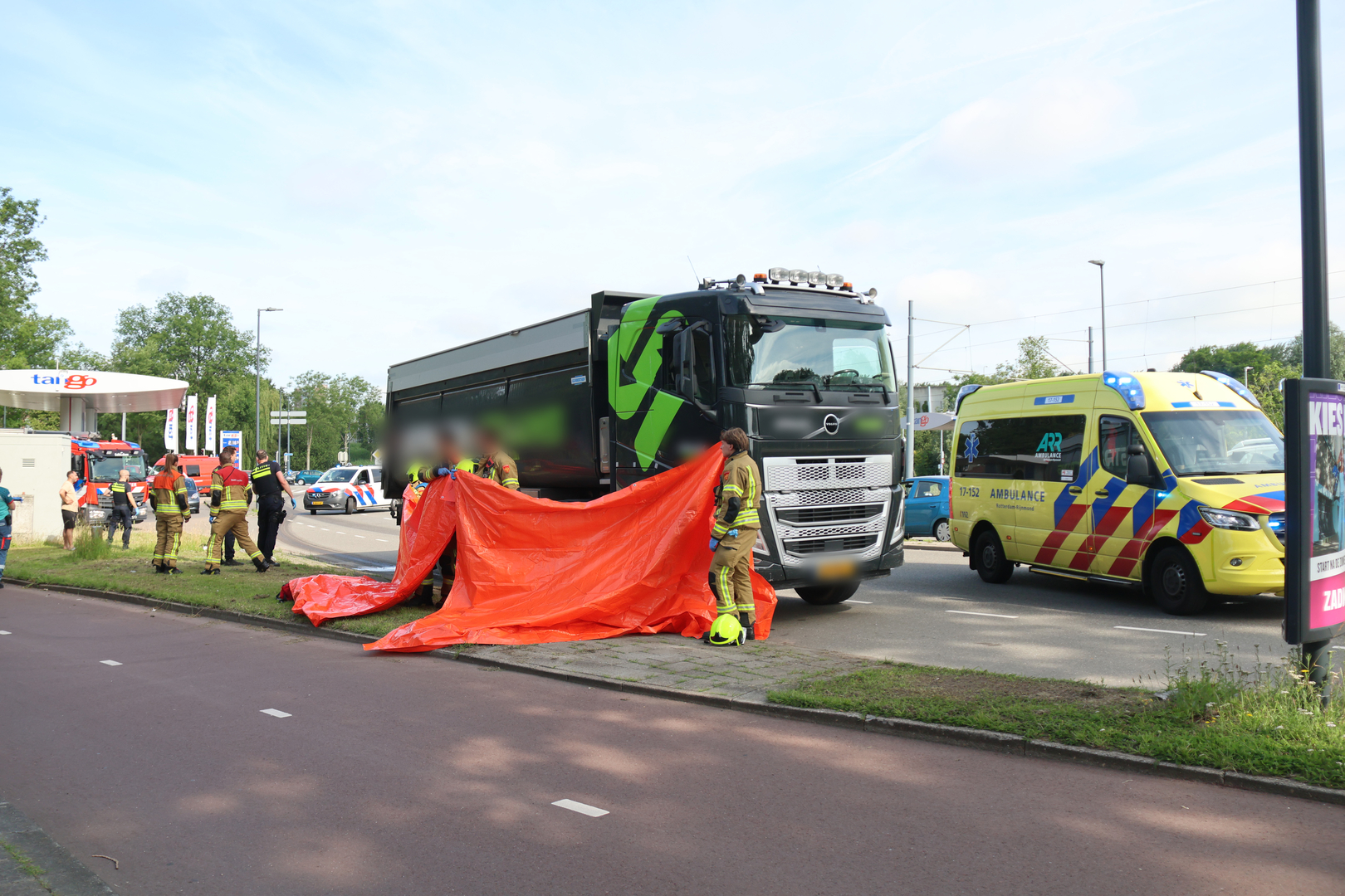Het slachtoffer kwam onder de vrachtwagen terecht.