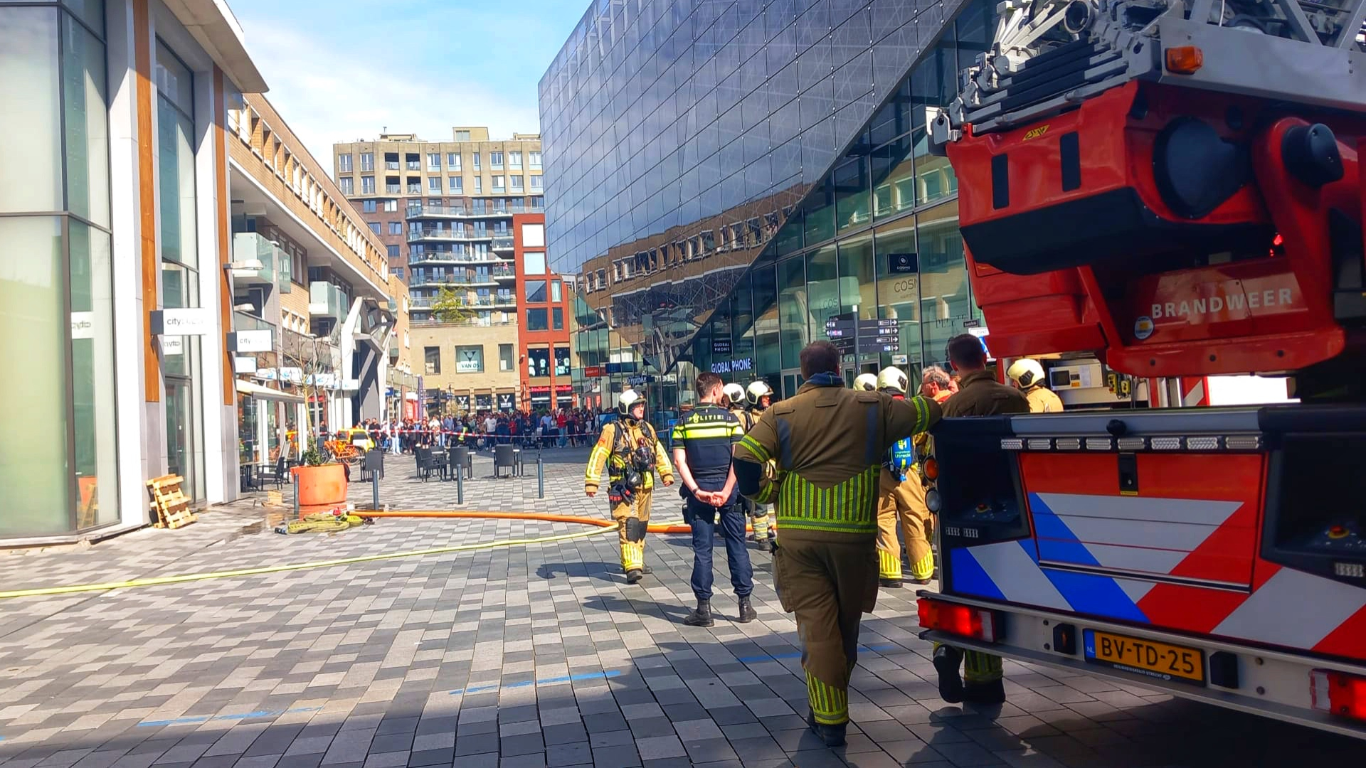 Pallet vat vlam bij winkelcentrum Cityplaza, brand onder controle