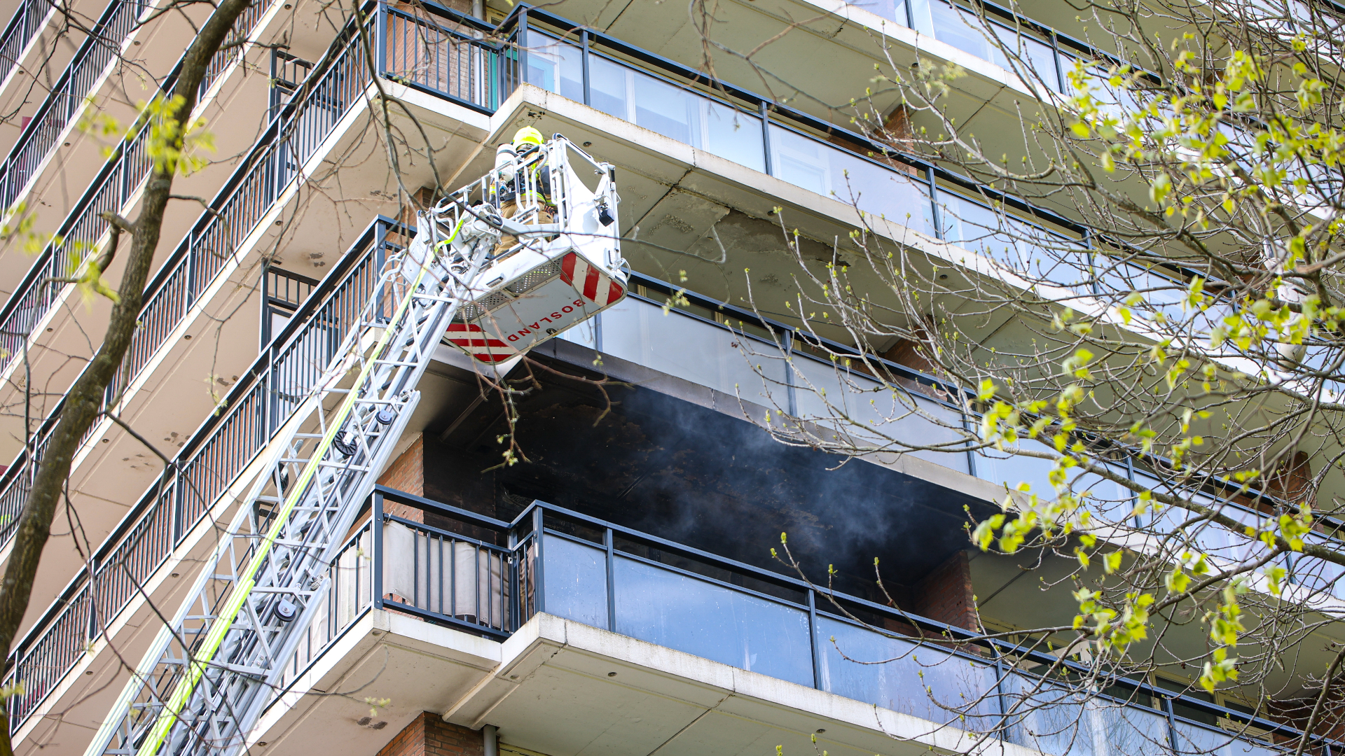 Lift flatgebouw kapot na brand, bewoners kunnen niet terug naar huis