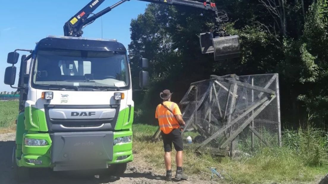 De illegale vangkooi wordt weggeruimd