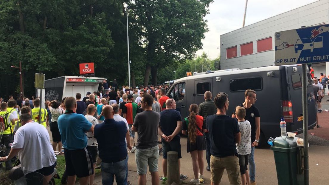 De sfeer buiten stadion De Goffert in Nijmegen was lange tijd grimmig, na de degradatie van voetbalclub NEC. Groepen supporters verzamelden zich bij de hoofdingang en uitten hun frustratie over het verlies tegen NAC. Journalisten buiten het stadion waren doelwit van agressie. Stadion De Goffert zat lange tijd op slot. Inmiddels is het weer rustig. Lees hieronder ons liveblog terug.