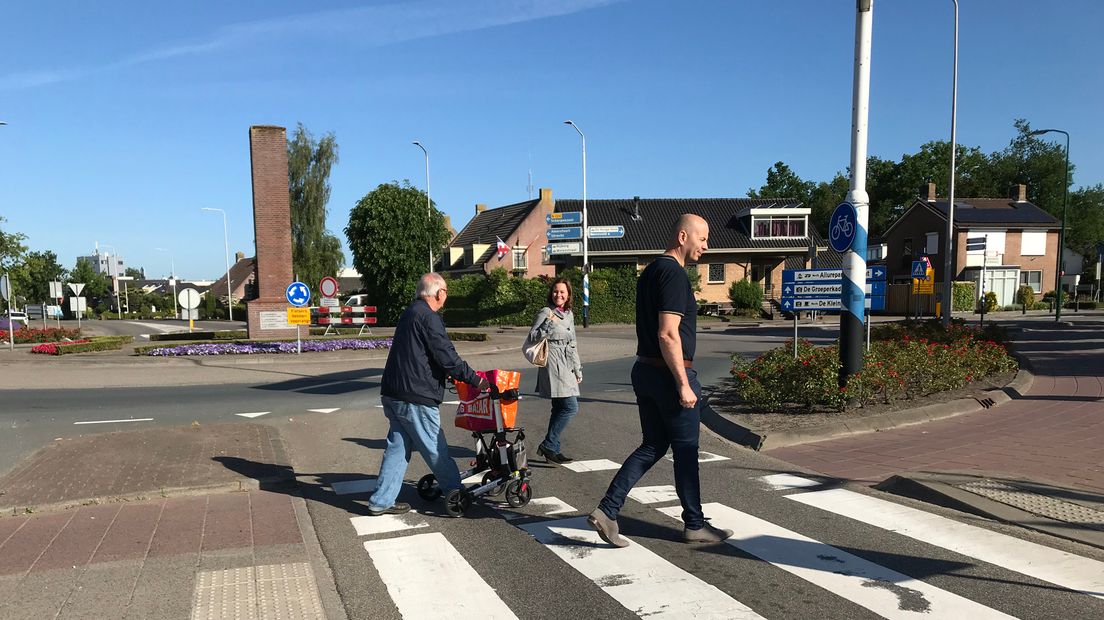 Wethouder Teunissen (midden) op de Dorpsstraat