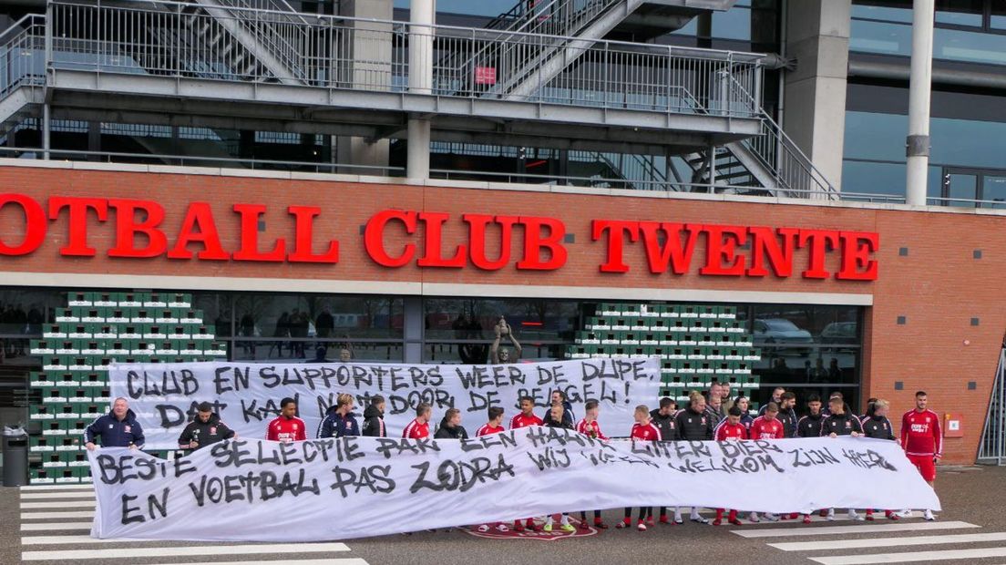 Selectie FC Twente protesteert tegen spelen in lege Grolsch Veste