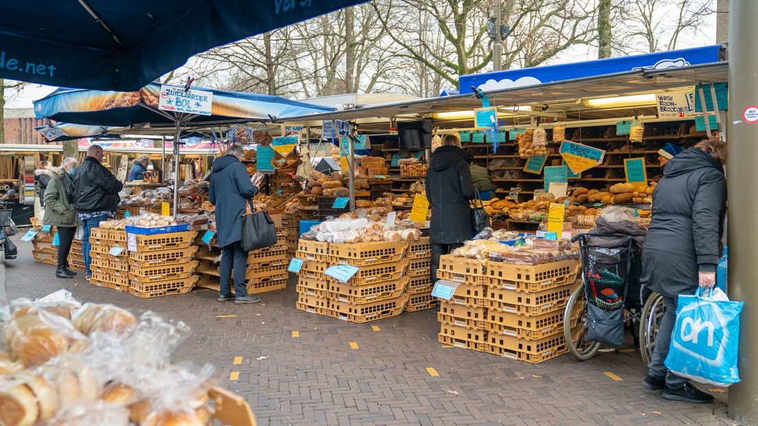 Vrijdagmarkt Emmen in coronatijd, twee weken voor Kerst