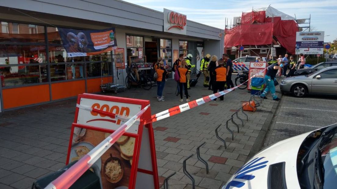 Enkele medewerkers van de Coop-supermarkt aan de Weg naar Laren in Zutphen zijn maandagmorgen onwel geworden. Dat meldt de brandweer.