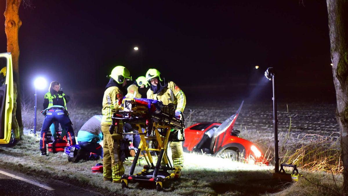 Auto raakt van weg en belandt in sloot in Ospel: bestuurder overleden