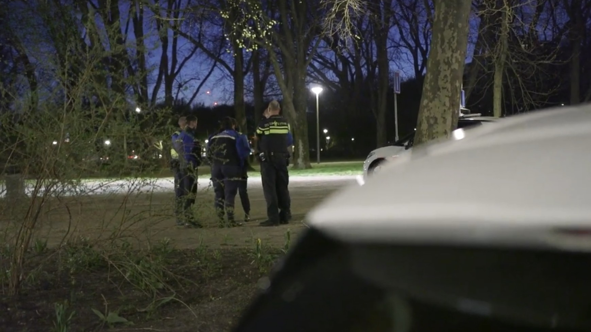 Politie en handhavers in de wijk De Esch.
