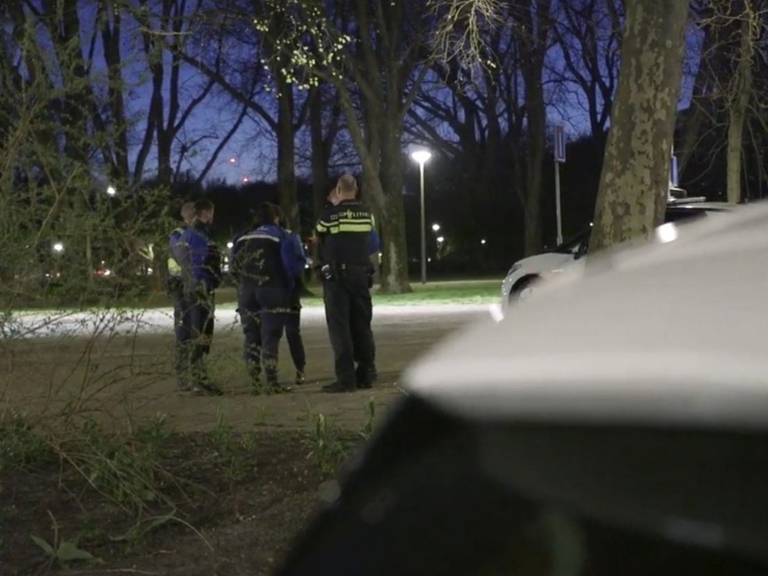 Politie en handhavers in de wijk De Esch.