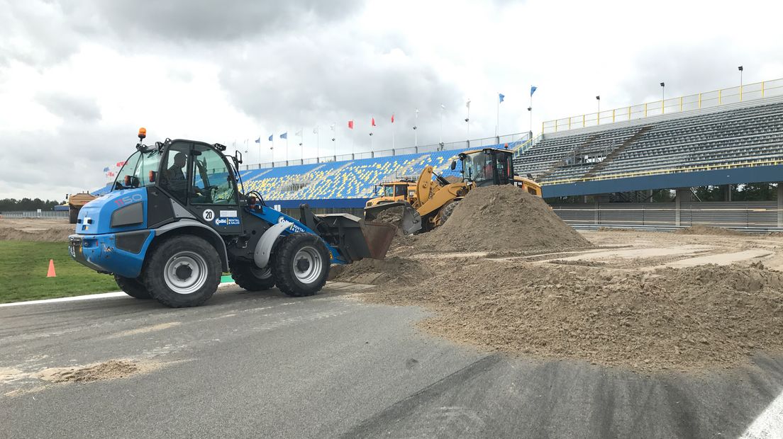 De voorbereidingen voor de Motocross Grand Prix zijn in volle gang (Rechten: RTV Drenthe)