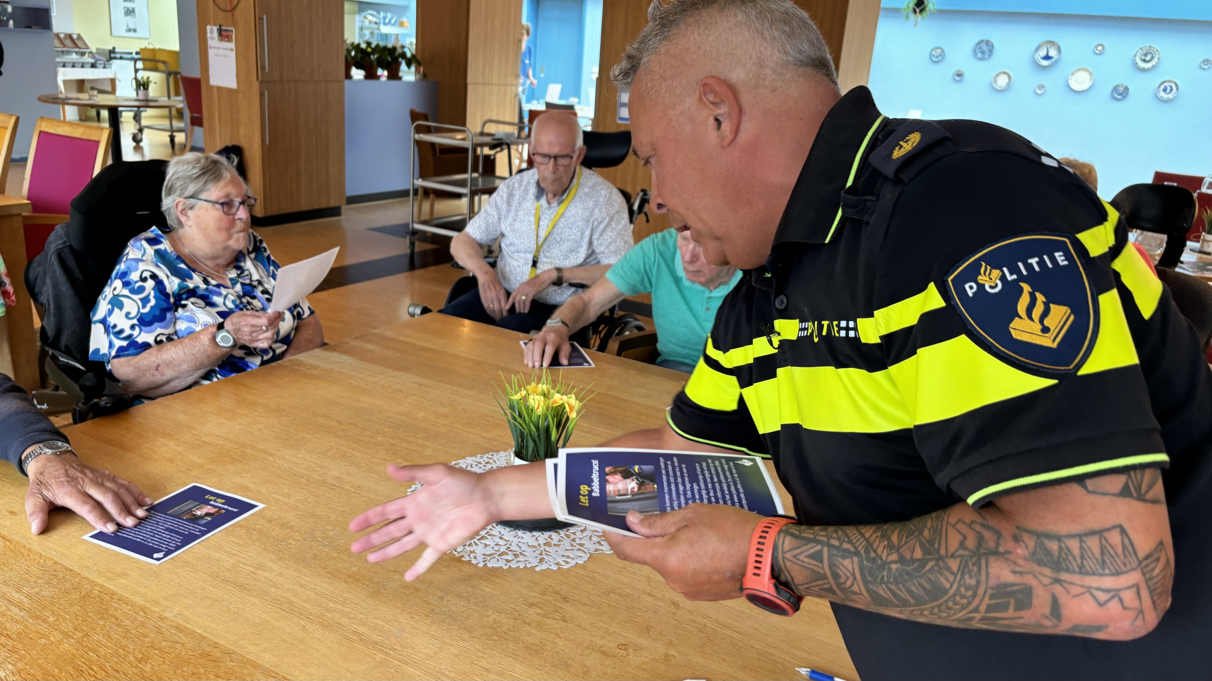 Wykagint Patrick Bottinga jout foarljochting oan bewenners fan soarchsintrum Talma Hiem yn Balk
