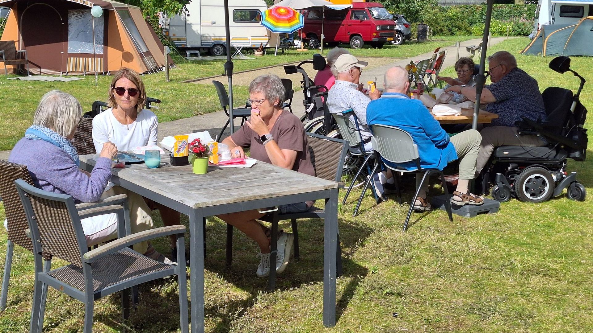 Ouderen genieten op de seniorencamping in Dinxperlo.