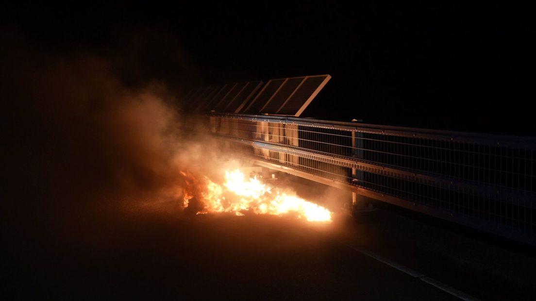 Afvalbrand op viaduct over A28 bij Rouveen