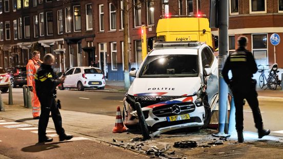 Politiewagen zwaar beschadigd na botsing op verkeerspaaltje. Politiewagen zwaar beschadigd na botsing op verkeerspaaltje.