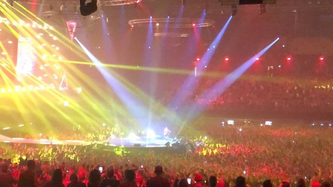 De fuifnummers van Snollebollekes zetten vrijdag GelreDome in Arnhem op z'n kop. De eerste feestgangers stonden ruim voor de opening van de hekken al bij het stadion, uiteraard met bier binnen handbereik. Lees alles over het optreden van Snollebollekes in ons liveblog.