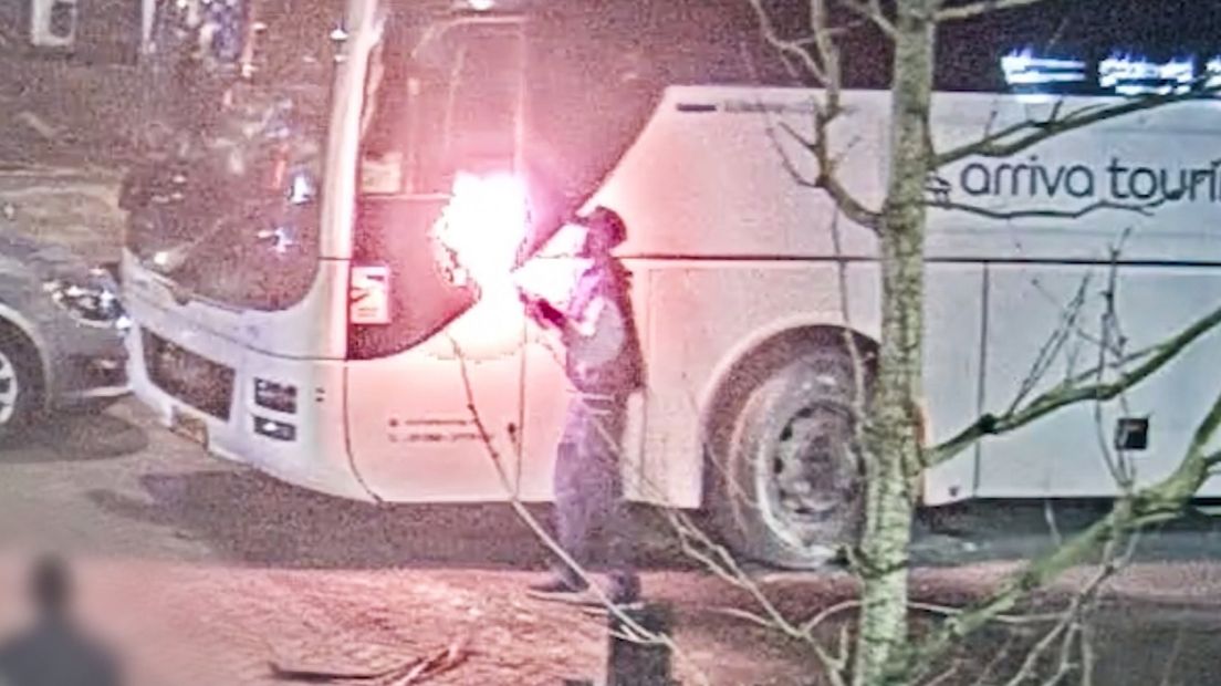 Stenen gooien en bus in brand: verdachten van rellen gezocht - Team West