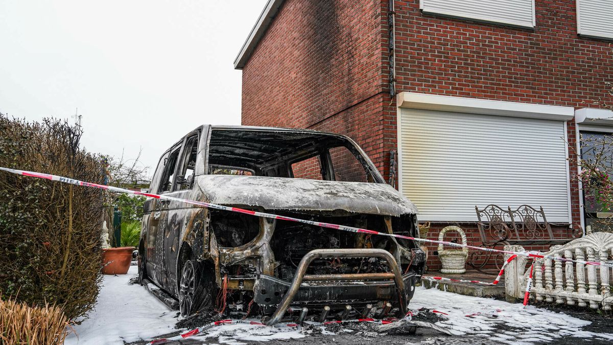 Bestelbus gaat in vlammen op in Klazienaveen