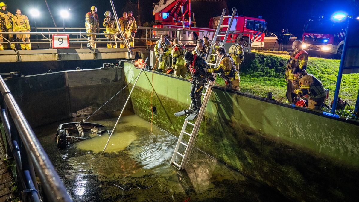 Man crasht met auto in sluis, vriend komt om het leven: werkstraf voor bestuurder
