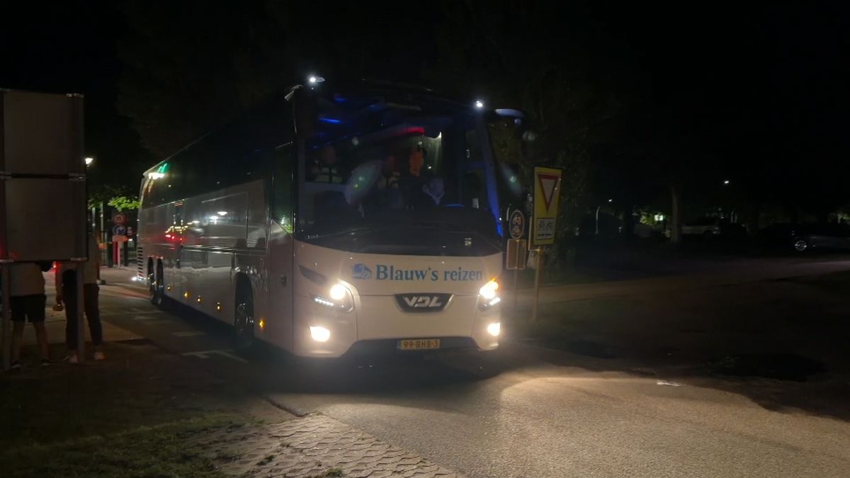 Tientallen asielzoekers met bus vanuit Ter Apel naar Stadskanaal