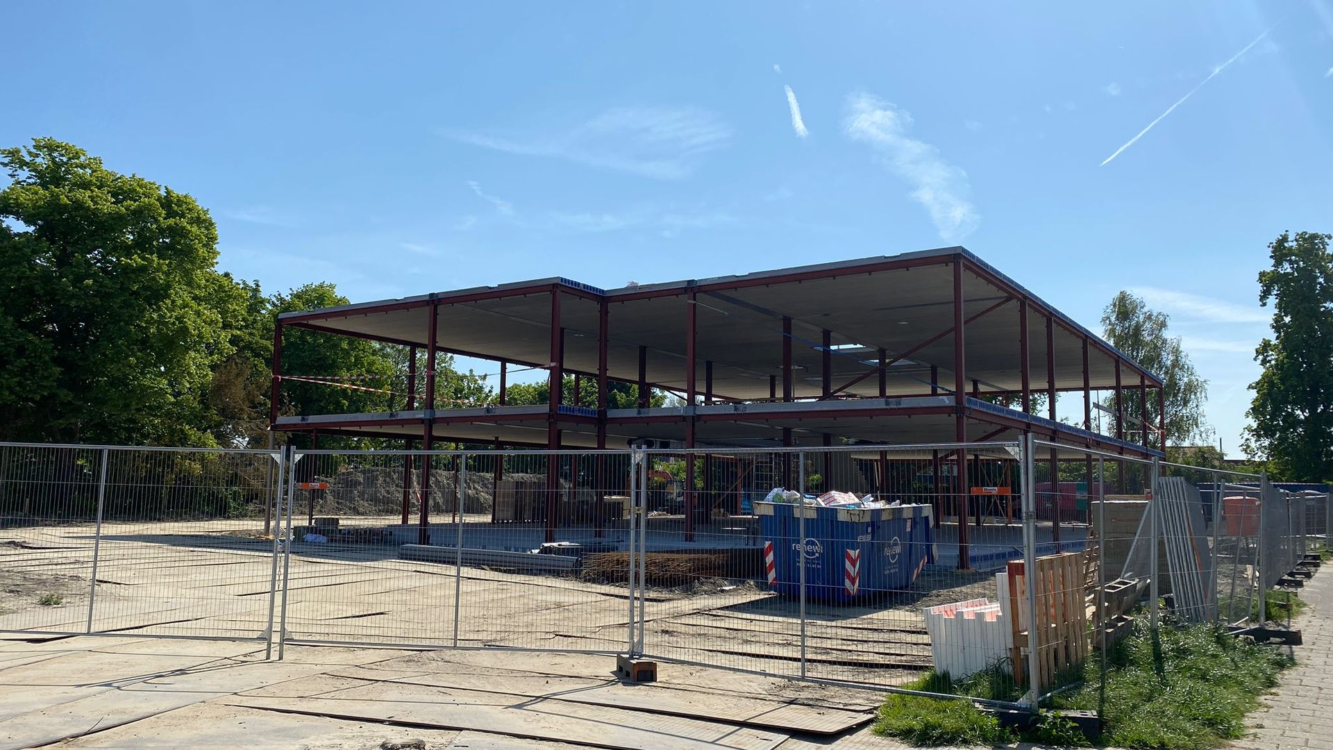 Het skelet van de school stond dit voorjaar al klaar, maar stond verkeerd om