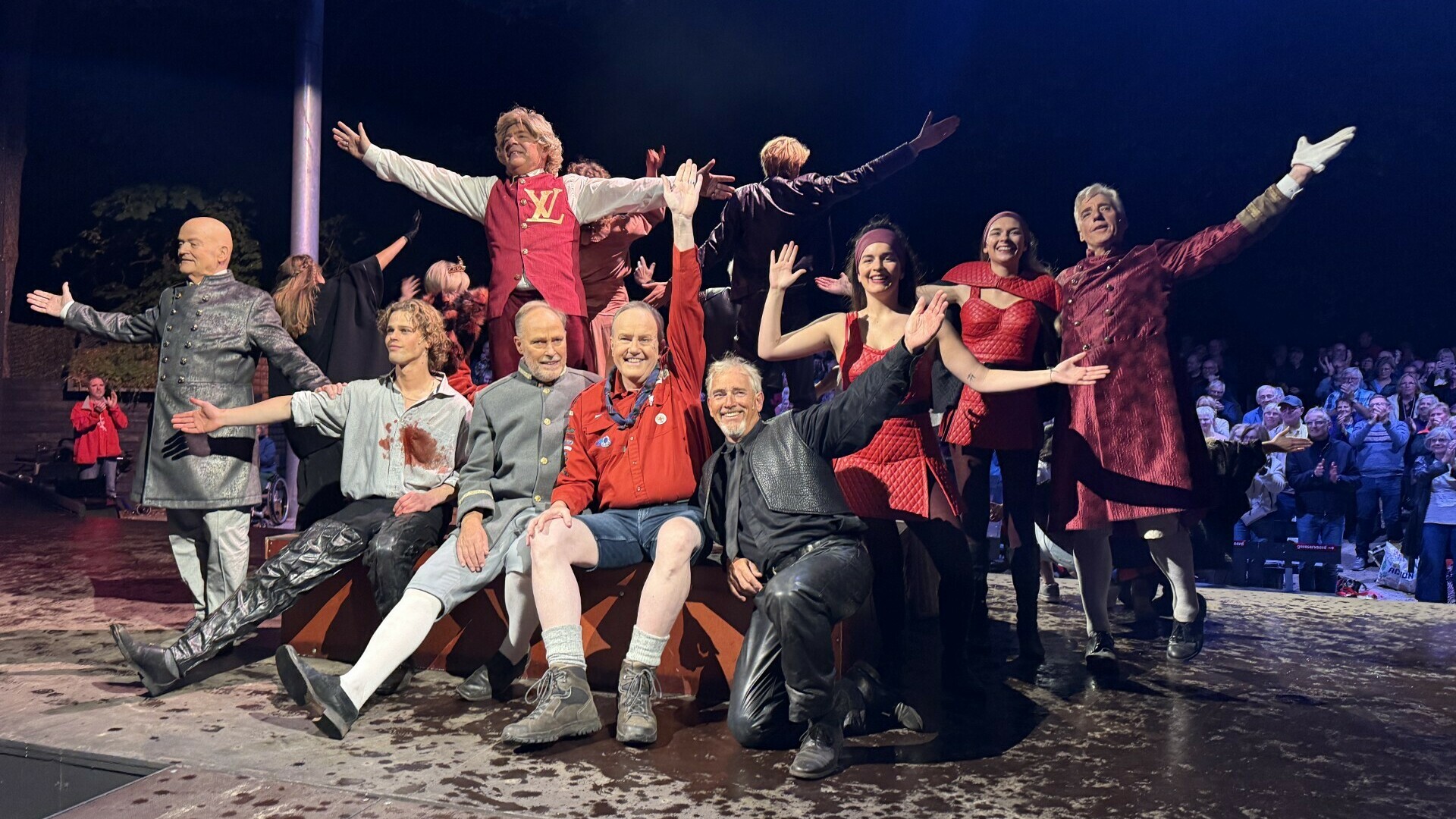 Toneelspelers over 80-jarig bestaan Shakespearetheater Diever
