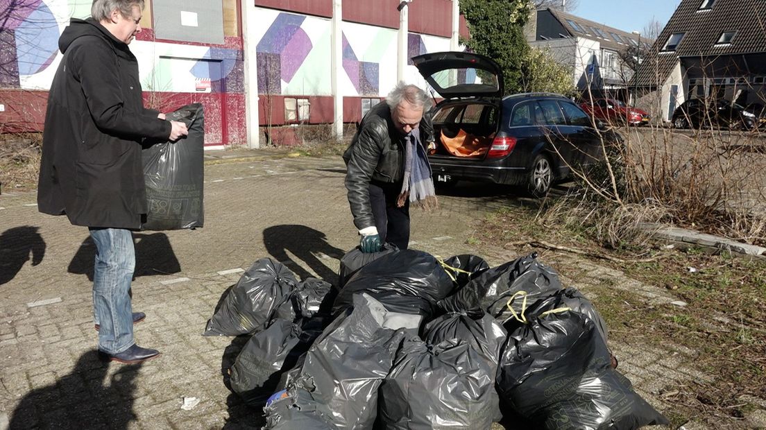 Bewoners Houtwijk dumpen afval op stoep eigenaar voormalig Azivogebouw: ‘Hij ruimt het niet op'