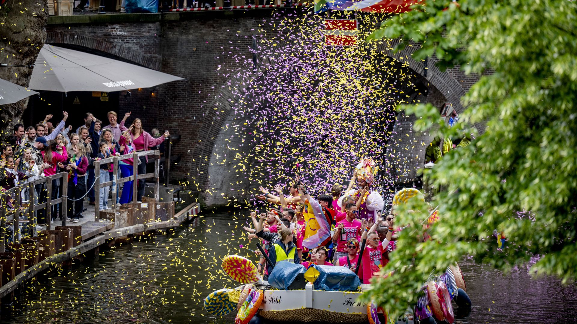 Waar kijk je de botenparade? Dit zijn de beste plekken tijdens Utrecht Pride