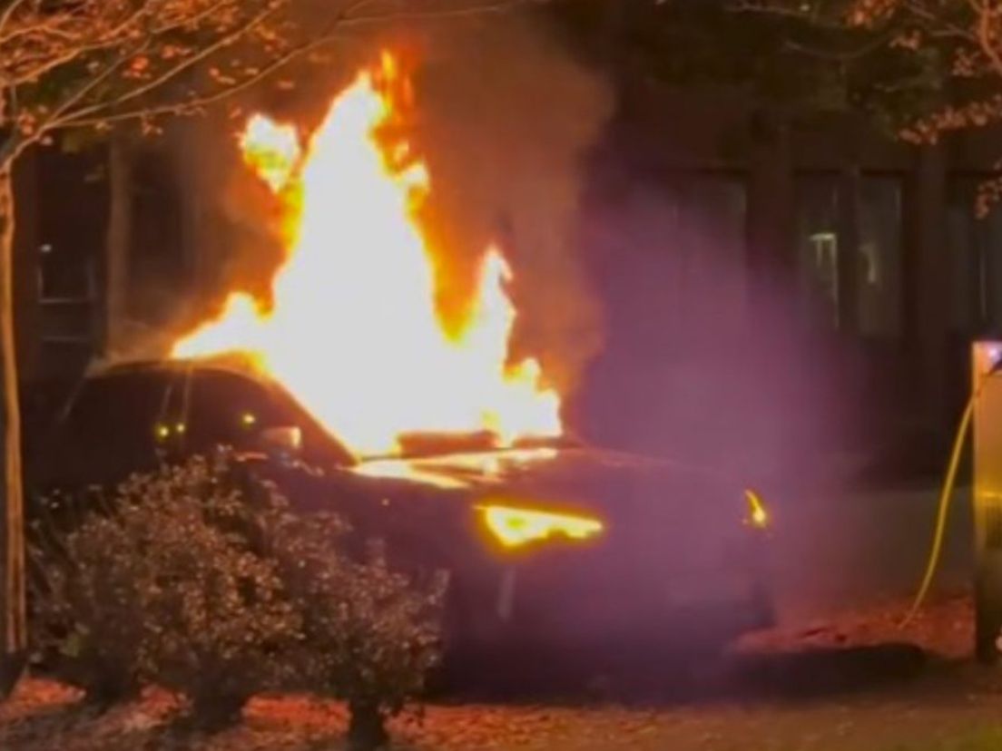 Vlammen sloegen uit de auto.