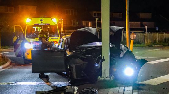 Tesla ramt paal na ongeluk, veroorzaker rijdt door. Tesla ramt paal na ongeluk, veroorzaker rijdt door.