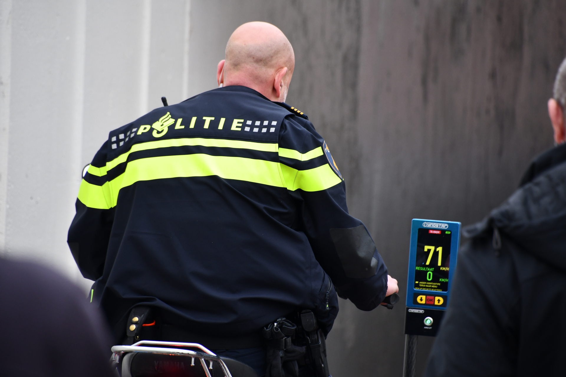 Politie controleert in Kloetinge en Goes; acht brommers uit verkeer gehaald