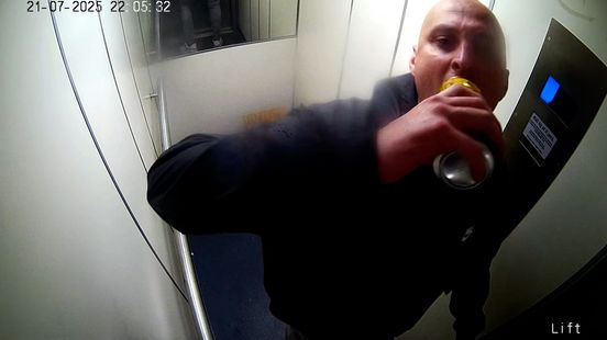 Trappen, rammen, slokje bier: man gaat los in lift
