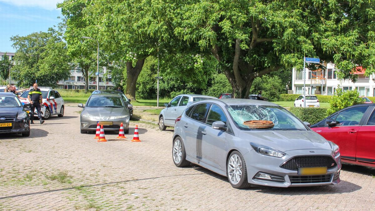 Explosie in riool: putdeksel komt op auto terecht | Vrouw (25) uit Joure omgekomen door noodweer