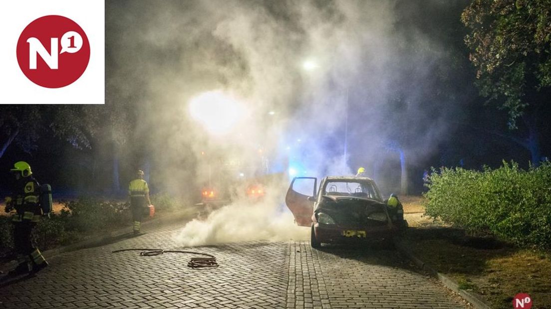 Een geparkeerde auto aan de Slotemaker de Bruïneweg in Nijmegen is donderdagavond volledig uitgebrand.