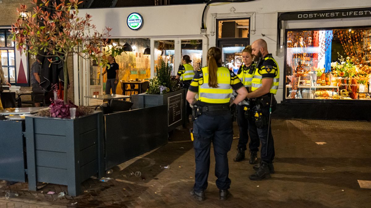 Onrustig na steekpartij op Koningsdag bij café, politie veegt straat leeg