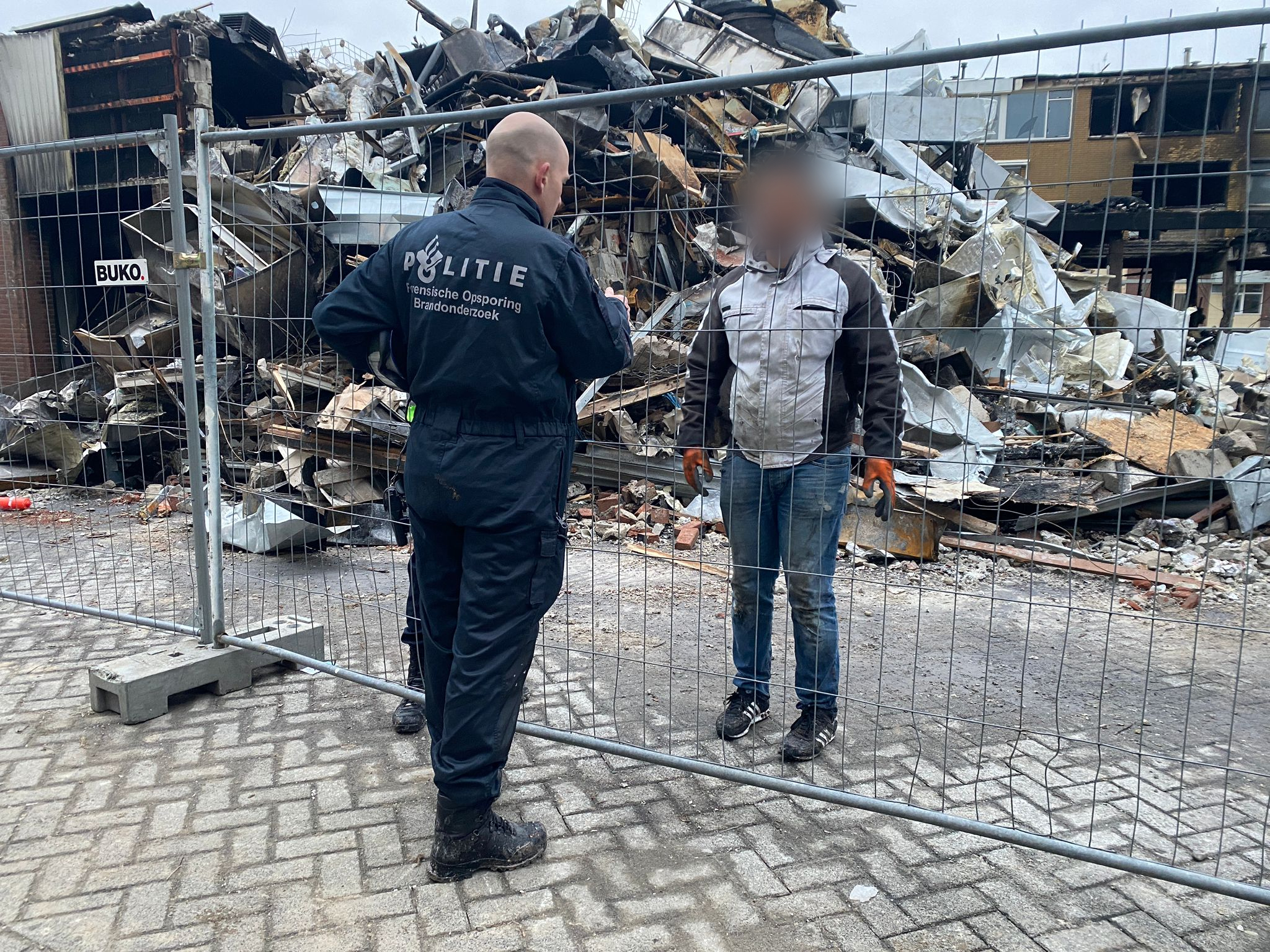 Jalal overlegt met de politie.