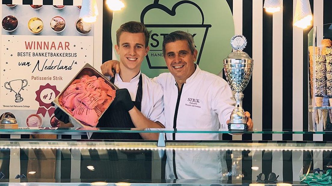 Zoon Daan en vader Maurits Geenen met hun prijs.