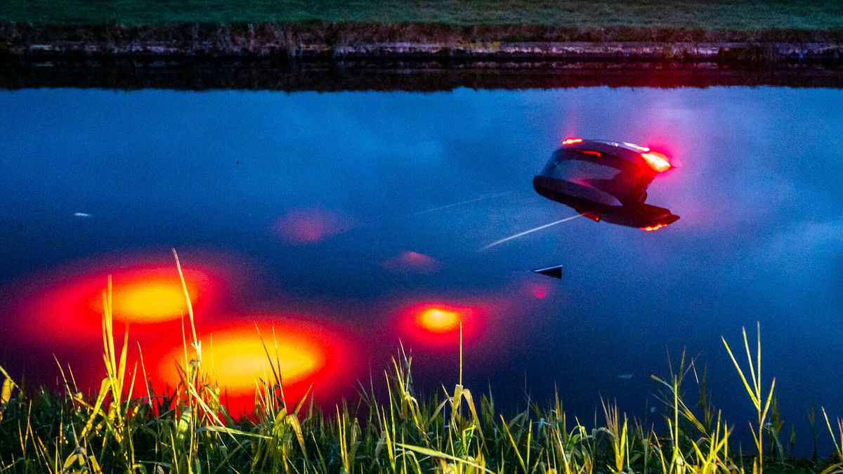 Auto belandt in de vaart bij Donkerbroek