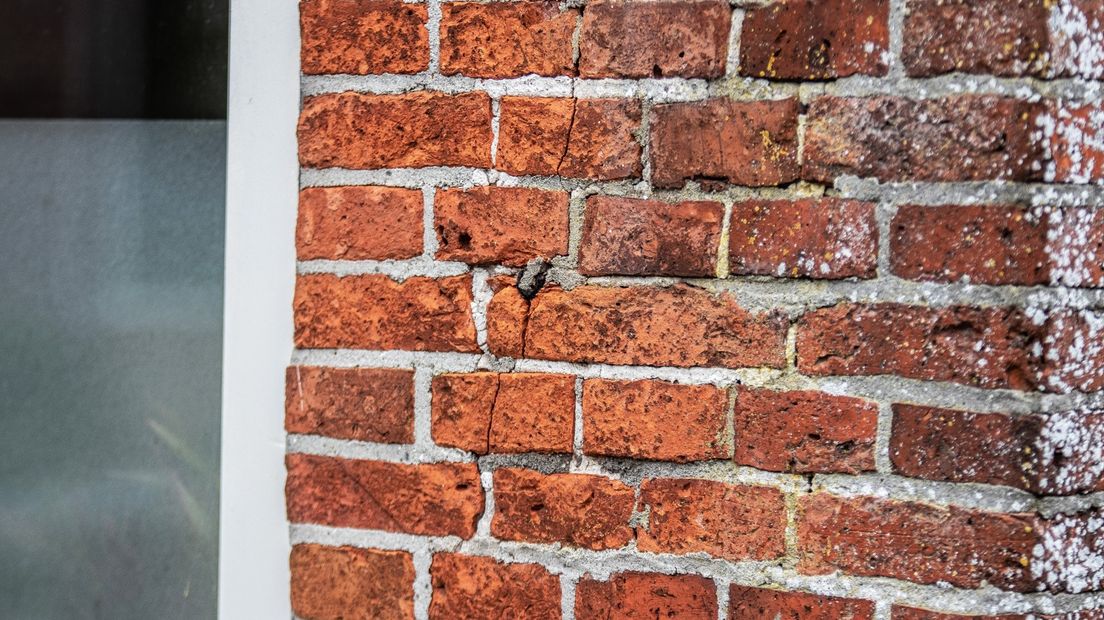 Een scheur in een woning in Westerwijtwerd